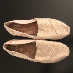 TOMS cream colored shoes size 8.5